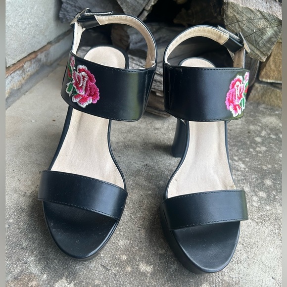 Chunky Heels Forever embroidered flower black heels. Sz-7. Os - Picture 4 of 7